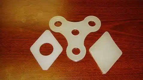 El caucho de neopreno blanco de calidad alimentaria de American Fabric Filter es resistente a las grasas, los aceites, el ozono y la intemperie.